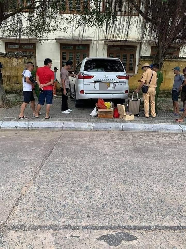 Xe Lexus tiền tỷ đâm sập hàng rào, hư hỏng phần đầu nhưng nguyên nhân vụ việc mới là vấn đề gây đau đầu hơn cả - Ảnh 3. Xe Lexus tiền tỷ đâm sập hàng rào, hư hỏng phần đầu nhưng nguyên nhân vụ việc mới là vấn đề gây đau đầu hơn cả - Ảnh 3.