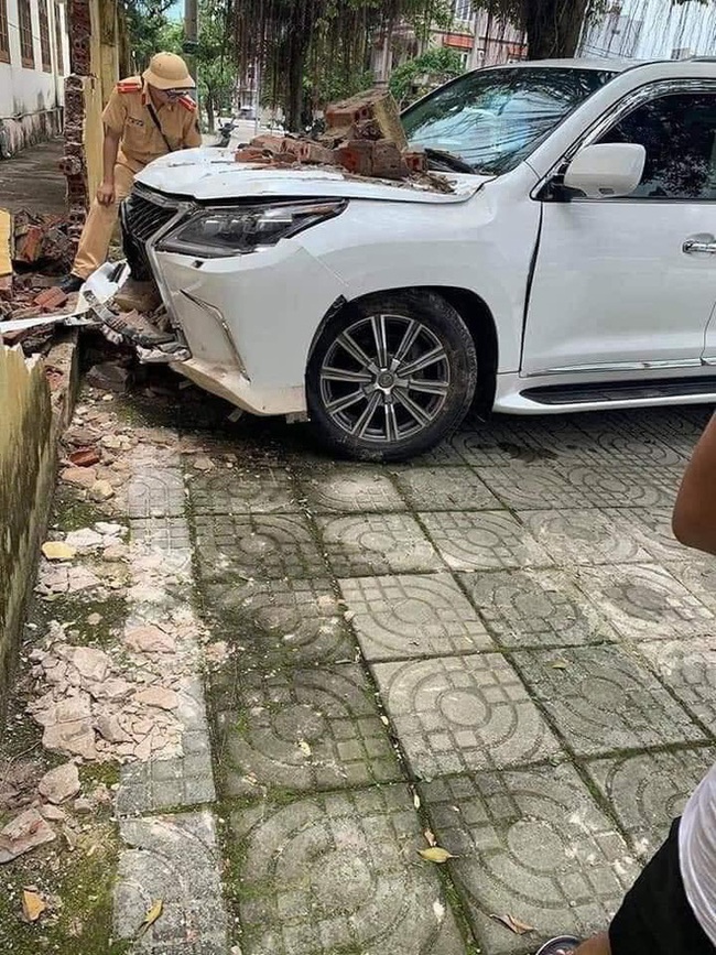 Xe Lexus tiền tỷ đâm sập hàng rào, hư hỏng phần đầu nhưng nguyên nhân vụ việc mới là vấn đề gây đau đầu hơn cả - Ảnh 4. Xe Lexus tiền tỷ đâm sập hàng rào, hư hỏng phần đầu nhưng nguyên nhân vụ việc mới là vấn đề gây đau đầu hơn cả - Ảnh 4.
