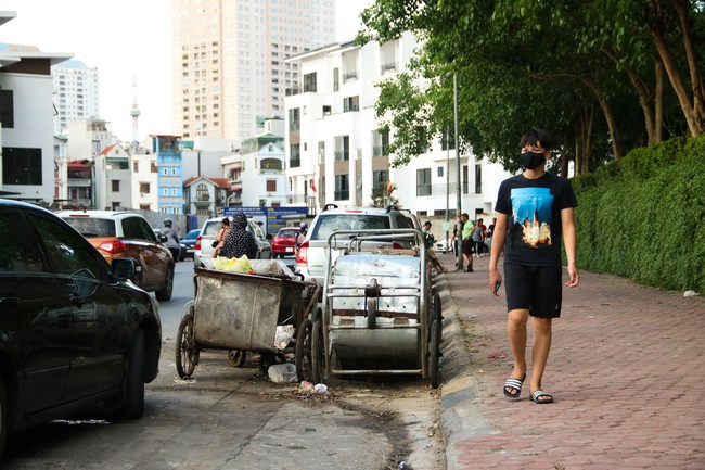 Rác thải bốc mùi bỗng dưng được tập kết ngay bên cạnh chợ dân sinh, xe rác lấn chiếm lòng đường cản trở giao thông ngay trong khu đô thị cao cấp - Ảnh 12.