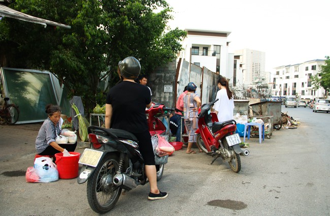 Rác thải bốc mùi bỗng dưng được tập kết ngay bên cạnh chợ dân sinh, xe rác lấn chiếm lòng đường cản trở giao thông ngay trong khu đô thị cao cấp - Ảnh 5.