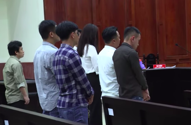 Bác sĩ Chiêm Quốc Thái bức xúc bỏ về giữa phiên tòa, vì bà Trần Hoa Sen vắng mặt - Ảnh 2.