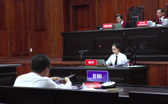 Bác sĩ Chiêm Quốc Thái bức xúc bỏ về giữa phiên tòa, vì bà Trần Hoa Sen vắng mặt - Ảnh 1.