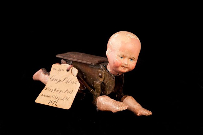 Búp bê - Món đồ chơi đáng yêu dành cho trẻ em từng có hình dạng kinh dị gây mất ngủ hơn 100 năm trước - Ảnh 2.