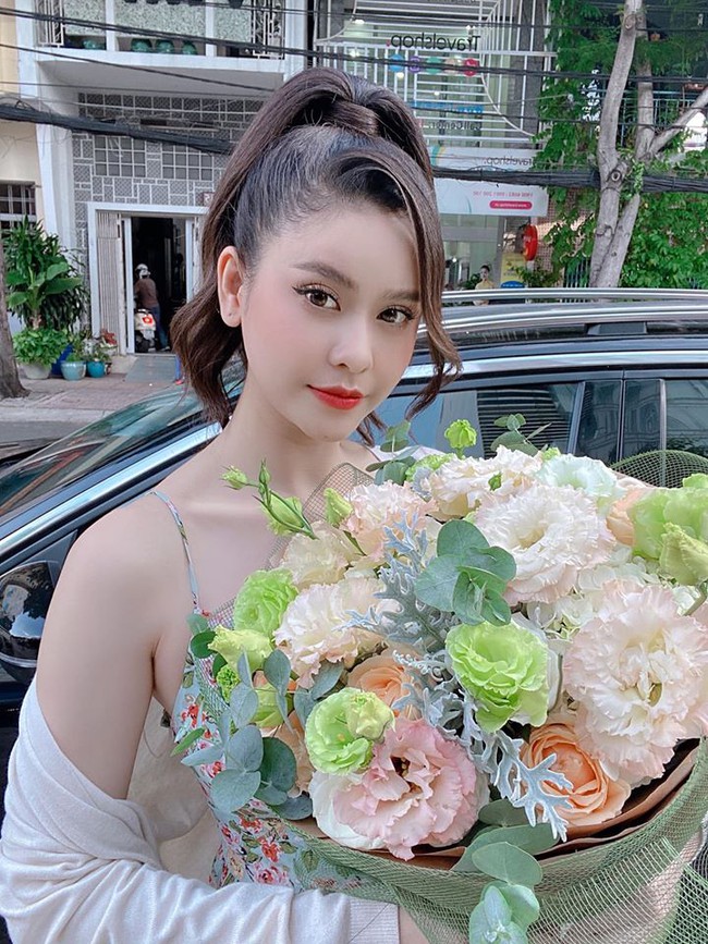 Trương Quỳnh Anh hạnh phúc khi nhận được bó hoa tuyệt đẹp: Đôi khi niềm vui của phụ nữ thật đơn giản phải không?