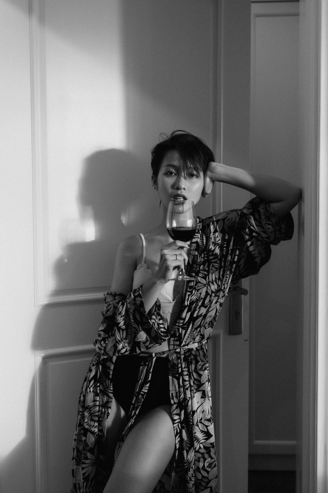 Khả Ngân ngày càng táo bạo sau khi cắt tóc, hờ hững khoe vòng 1 siêu sexy - Ảnh 3. Khả Ngân ngày càng táo bạo sau khi cắt tóc, hờ hững khoe vòng 1 siêu sexy - Ảnh 3.
