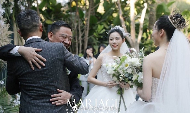 Đám cưới của cặp đôi đồng tính Trung Quốc, điều đáng nói là thân phận &quot;người trong showbiz&quot; rất nổi tiếng của một trong hai cô dâu - Ảnh 4.