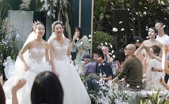 Đám cưới của cặp đôi đồng tính Trung Quốc, điều đáng nói là thân phận &quot;người trong showbiz&quot; rất nổi tiếng của một trong hai cô dâu - Ảnh 1.