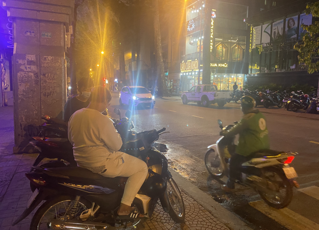 TP.HCM: Công an xuyên đêm phong tỏa, khám xét công ty chuyên cho vay qua app Cashwagon - Ảnh 6. TP.HCM: Công an xuyên đêm phong tỏa, khám xét công ty chuyên cho vay qua app Cashwagon - Ảnh 6.
