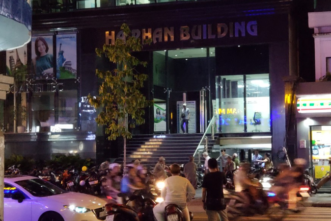 TP.HCM: Công an xuyên đêm phong tỏa, khám xét công ty chuyên cho vay qua app Cashwagon - Ảnh 3. TP.HCM: Công an xuyên đêm phong tỏa, khám xét công ty chuyên cho vay qua app Cashwagon - Ảnh 3.