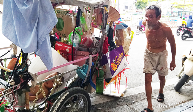 Ông Toàn thường xuyên đưa cháu bé đi cùng chiếc xe đẩy