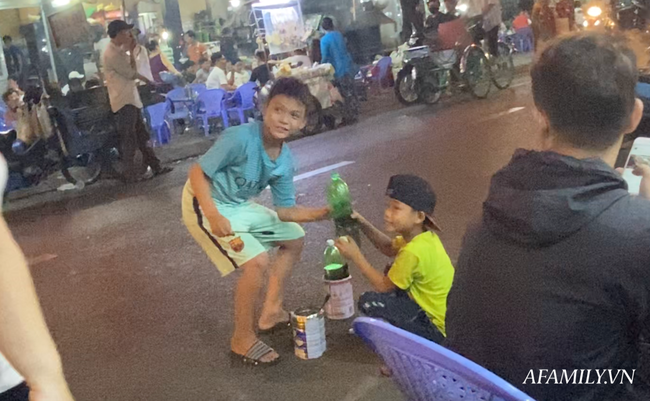 Hai anh em đi phun lửa dầu hôi mưu sinh đêm Sài Gòn: “Con chỉ muốn có đầy đủ ba mẹ thôi” - Ảnh 9.