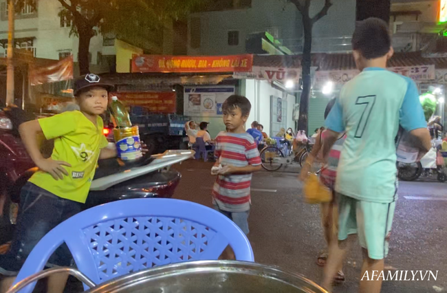 Hai anh em đi phun lửa dầu hôi mưu sinh đêm Sài Gòn: “Con chỉ muốn có đầy đủ ba mẹ thôi” - Ảnh 10.