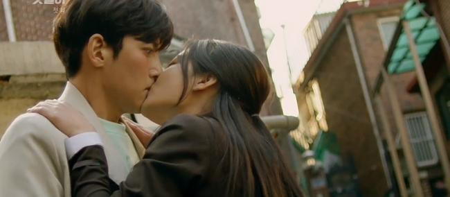 Phim thế sóng &quot;Quân vương bất diệt&quot;: Kim Yoo Jung cưỡng hôn Ji Chang Wook, quyết cưa cẩm &quot;đàn anh&quot; tới cùng - Ảnh 2.