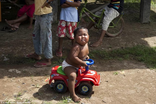 7 năm tuổi ấu thơ cơ cực của cậu bé hút 40 điếu thuốc lá mỗi ngày, bị ví là &quot;nô lệ tí hon&quot; của thuốc lá và hành trình tìm lại chính mình khiến cả thế giới kinh ngạc - Ảnh 5.