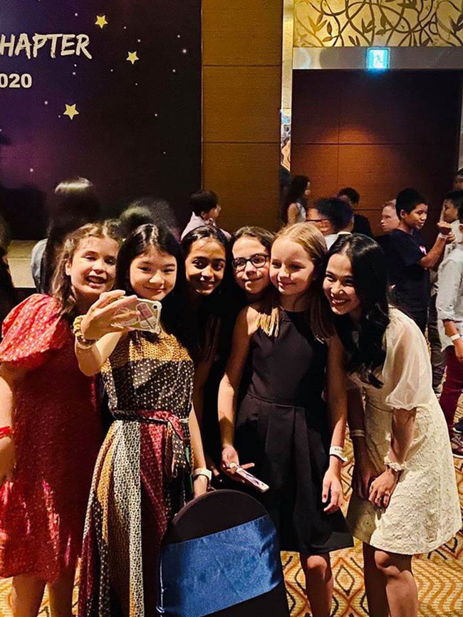 Con gái Trương Ngọc Ánh gây sốt với chiếc váy cực tôn dáng trong tiệc chia tay lớp 6, mức học phí khủng của cô bé cũng được tiết lộ - Ảnh 3.