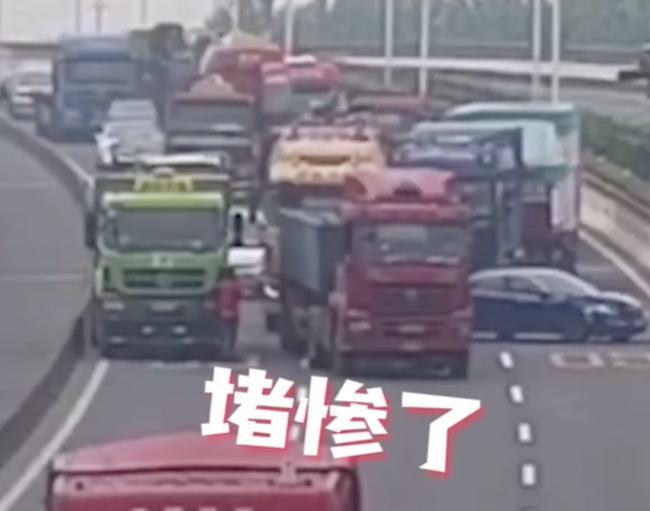 Nữ tài xế “tân binh" ngang nhiên lái xe rẽ ngược chiều làm náo loạn hàng loạt phương tiện giao thông xem đoạn video ai cũng ngao ngán - Ảnh 5. Nữ tài xế “tân binh" ngang nhiên lái xe rẽ ngược chiều làm náo loạn hàng loạt phương tiện giao thông xem đoạn video ai cũng ngao ngán - Ảnh 5.