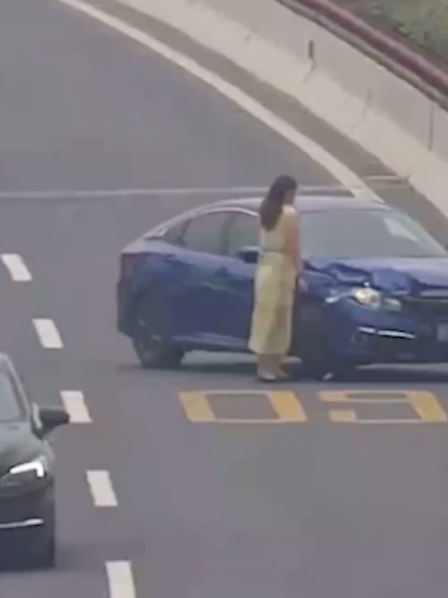 Nữ tài xế “tân binh&quot; ngang nhiên lái xe rẽ ngược chiều làm náo loạn hàng loạt phương tiện giao thông xem đoạn video ai cũng ngao ngán - Ảnh 6.