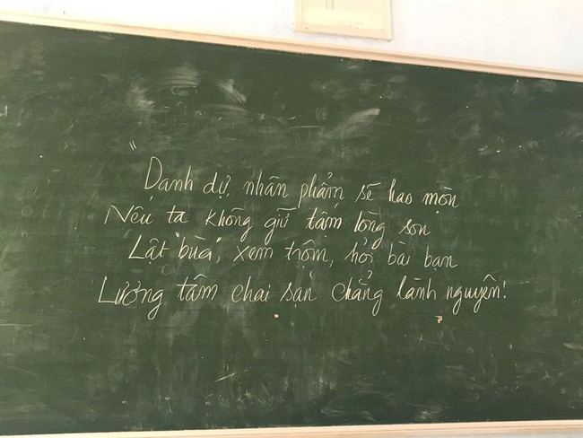 Thầy giáo không nói gì nhiều, chỉ nhẹ nhàng viết 4 dòng thơ lên bảng đủ khiến học trò &quot;rúm ró&quot; trong giờ kiểm tra - Ảnh 1.