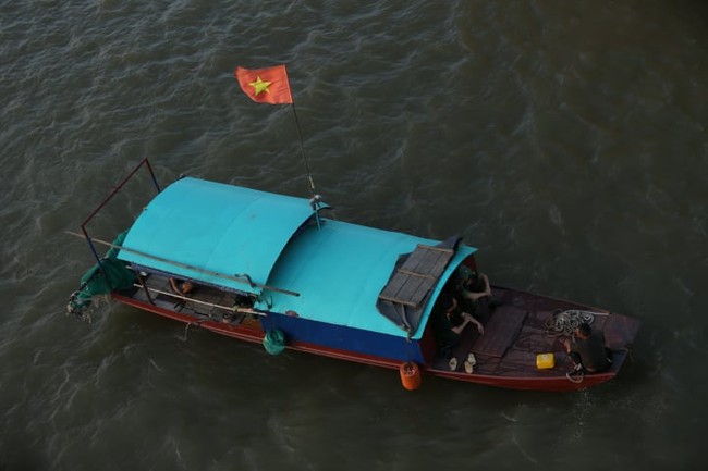 Cầu Long Biên chật kín người dân đến xem trục vớt quả bom dài gần 2m dưới sông Hồng - Ảnh 1.