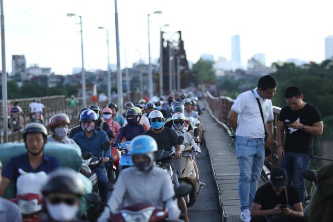 Cầu Long Biên chật kín người dân đến xem trục vớt quả bom dài gần 2m dưới sông Hồng - Ảnh 5.