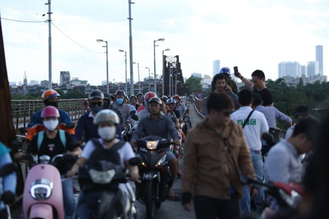 Cầu Long Biên chật kín người dân đến xem trục vớt quả bom dài gần 2m dưới sông Hồng - Ảnh 7.