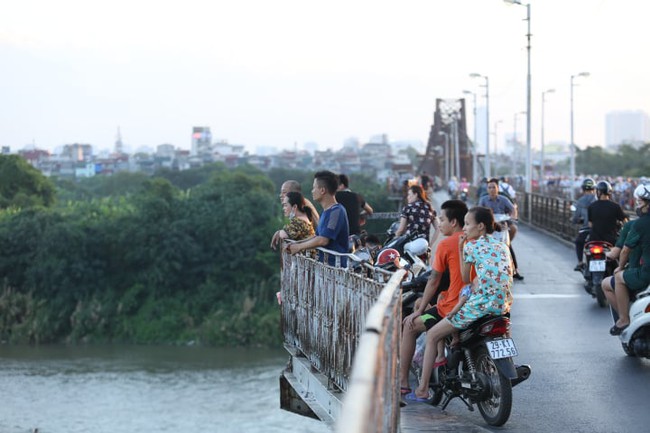 Cầu Long Biên chật kín người dân đến xem trục vớt quả bom dài gần 2m dưới sông Hồng - Ảnh 4.