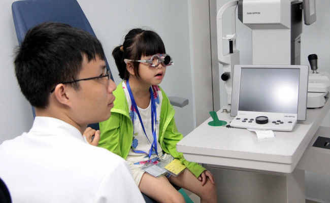 BS chuyên khoa chỉ ra độ tuổi ở trẻ em nào dễ có nguy cơ lác mắt - Ảnh 2.