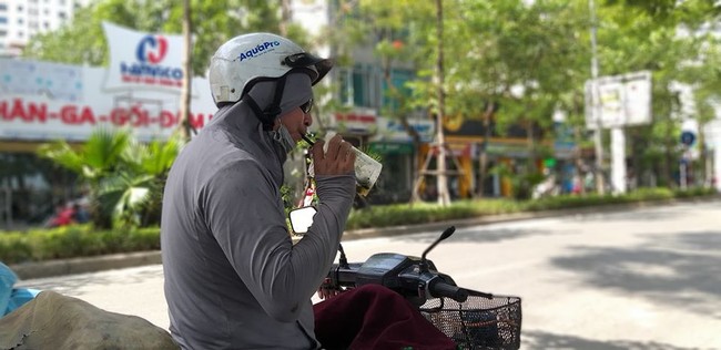 Những người thường xuyên phải ở ngoài trời trong thời tiết nắng nóng đừng bao giờ quên làm việc này để bảo vệ bản thân - Ảnh 3.