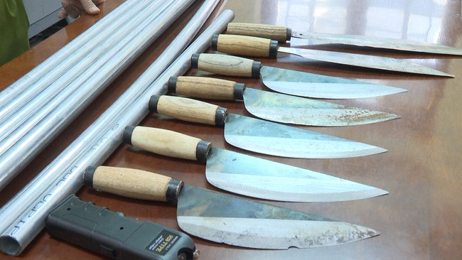 Phú Thọ: Bắt giữ nhóm đối tượng dùng dao bầu khống chế, ép buộc nhân viên nữ phục vụ quán karaoke - Ảnh 2. Phú Thọ: Bắt giữ nhóm đối tượng dùng dao bầu khống chế, ép buộc nhân viên nữ phục vụ quán karaoke - Ảnh 2.