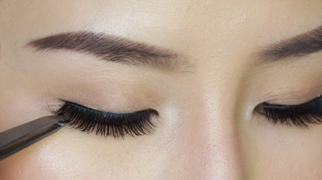 Hình ảnh chồn con bị lột da vặt lông để phục vụ nhu cầu làm đẹp của chị em, xem xong những bức ảnh này liệu có ai còn dám gắn lông mi giả? - Ảnh 1. Hình ảnh chồn con bị lột da vặt lông để phục vụ nhu cầu làm đẹp của chị em, xem xong những bức ảnh này liệu có ai còn dám gắn lông mi giả? - Ảnh 1.
