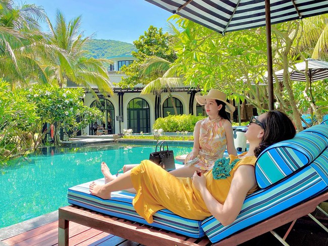 Đi nghỉ dưỡng ở resort sang chảnh tránh nóng, Ly Kute lại gây sốt vì chụp ảnh chung với mẹ ruột trẻ đẹp như 2 chị em - Ảnh 5.