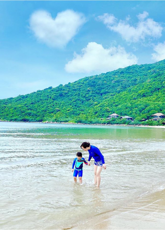 Đi nghỉ dưỡng ở resort sang chảnh tránh nóng, Ly Kute lại gây sốt vì chụp ảnh chung với mẹ ruột trẻ đẹp như 2 chị em - Ảnh 6. Đi nghỉ dưỡng ở resort sang chảnh tránh nóng, Ly Kute lại gây sốt vì chụp ảnh chung với mẹ ruột trẻ đẹp như 2 chị em - Ảnh 6.
