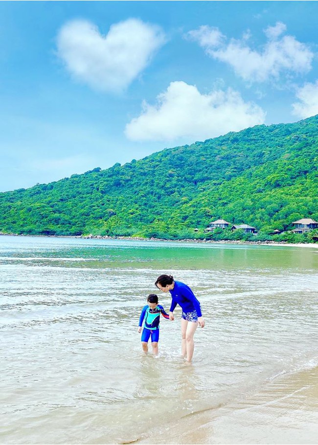 Đi nghỉ dưỡng ở resort sang chảnh tránh nóng, Ly Kute lại gây sốt vì chụp ảnh chung với mẹ ruột trẻ đẹp như 2 chị em - Ảnh 6.