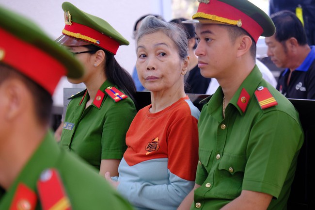 Bị cáo Hồng Hoa thương con đến &quot;mù quáng&quot; tại tòa: Con mình chỉ giết quỷ dữ chứ không giết người - Ảnh 2.