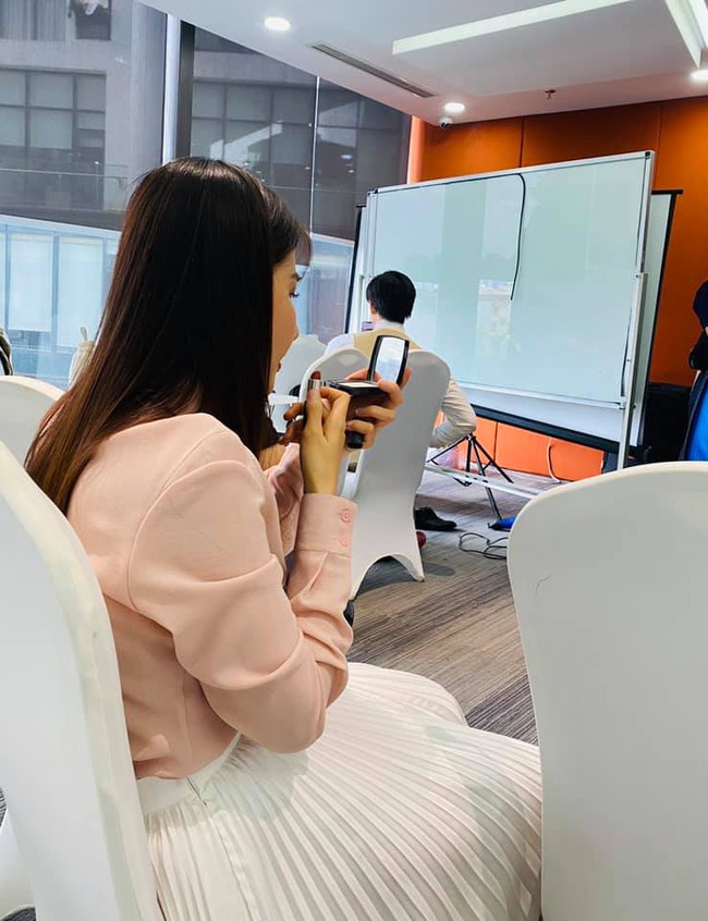 Tình yêu và tham vọng: Hé lộ bức ảnh cho thấy Linh (Diễm My 9x) sắp thay đổi gu ăn mặc nhàm chán trong phim - Ảnh 1. Tình yêu và tham vọng: Hé lộ bức ảnh cho thấy Linh (Diễm My 9x) sắp thay đổi gu ăn mặc nhàm chán trong phim - Ảnh 1.