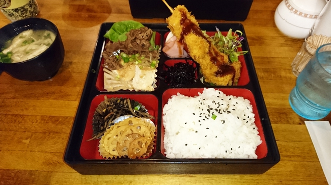 Hai mẹ con "song kiến hợp bích", cắt tóc và... xiên mũi nhân viên gây phẫn nộ tại cửa hàng bento ở Nhật - Ảnh 1. Hai mẹ con "song kiến hợp bích", cắt tóc và... xiên mũi nhân viên gây phẫn nộ tại cửa hàng bento ở Nhật - Ảnh 1.