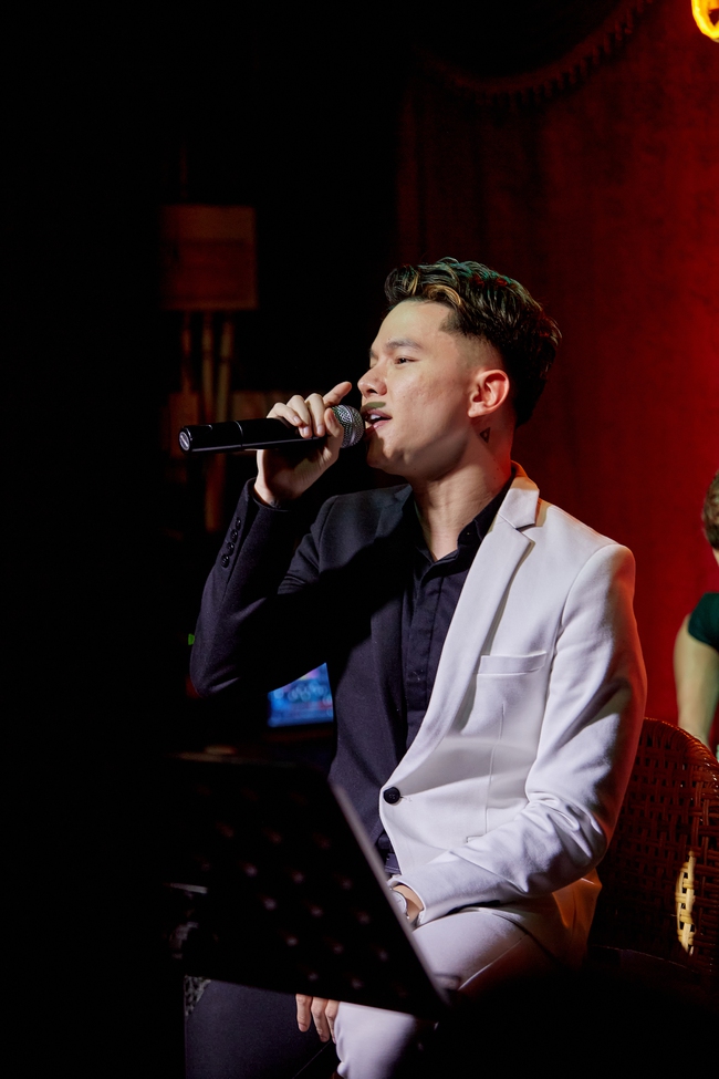 Chí Tài ôm đàn hát bên mỹ nữ Vietnam Idol bỗng hot như cồn nhờ bản nhạc cover - Ảnh 7.