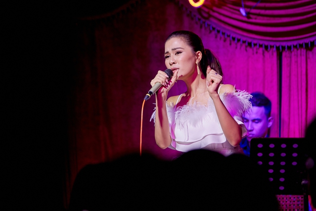 Chí Tài ôm đàn hát bên mỹ nữ Vietnam Idol bỗng hot như cồn nhờ bản nhạc cover - Ảnh 2.