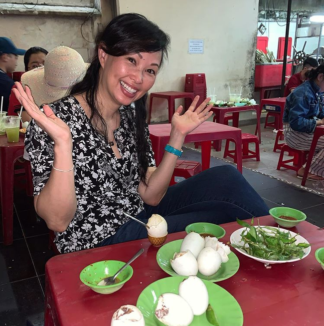 Vừa là nữ doanh nhân giàu có, vừa là hot mom nổi tiếng MXH nhưng Shark Linh lại vui vẻ khoe ngồi ăn trứng vịt lộn vỉa hè - Ảnh 1.