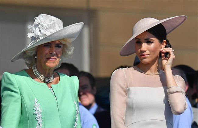 Đoạn clip Meghan Markle yêu cầu Harry ra về sau 15 phút tham dự tiệc sinh nhật của bố chồng vì "quá chán ngán" gây xôn xao dư luận - Ảnh 1. Đoạn clip Meghan Markle yêu cầu Harry ra về sau 15 phút tham dự tiệc sinh nhật của bố chồng vì "quá chán ngán" gây xôn xao dư luận - Ảnh 1.