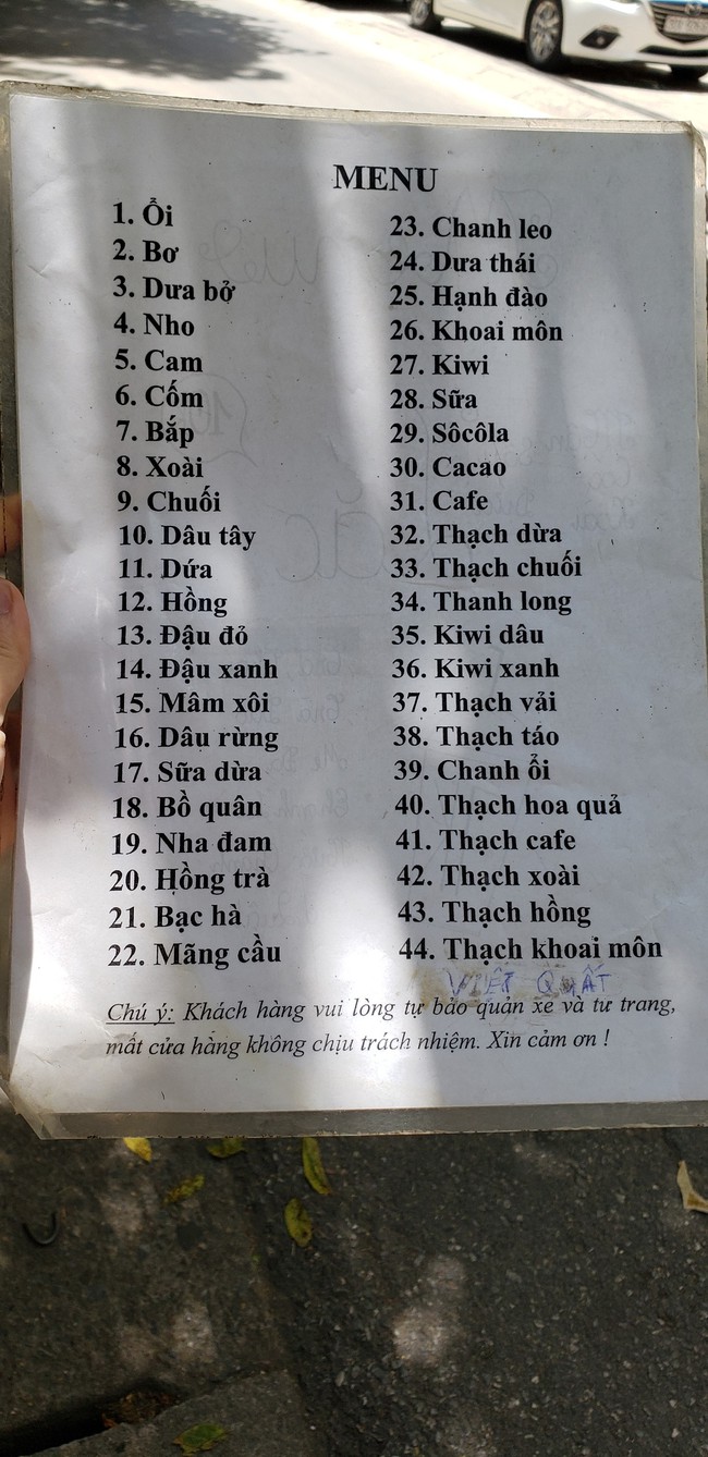 Có 1 tiệm sữa chua cầu vồng bé xinh với 28 năm gắn bó cùng bao thế hệ học sinh: "U vẫn bán 3000 nhưng tụi trẻ giờ thích trà sữa hơn rồi!" - Ảnh 4.