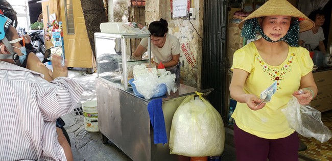 Có 1 tiệm sữa chua cầu vồng bé xinh với 28 năm gắn bó cùng bao thế hệ học sinh: &quot;U vẫn bán 3000 nhưng tụi trẻ giờ thích trà sữa hơn rồi!&quot; - Ảnh 9.