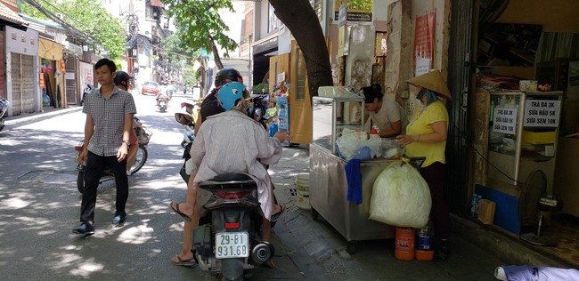 Có 1 tiệm sữa chua cầu vồng bé xinh với 28 năm gắn bó cùng bao thế hệ học sinh: &quot;U vẫn bán 3000 nhưng tụi trẻ giờ thích trà sữa hơn rồi!&quot; - Ảnh 10.