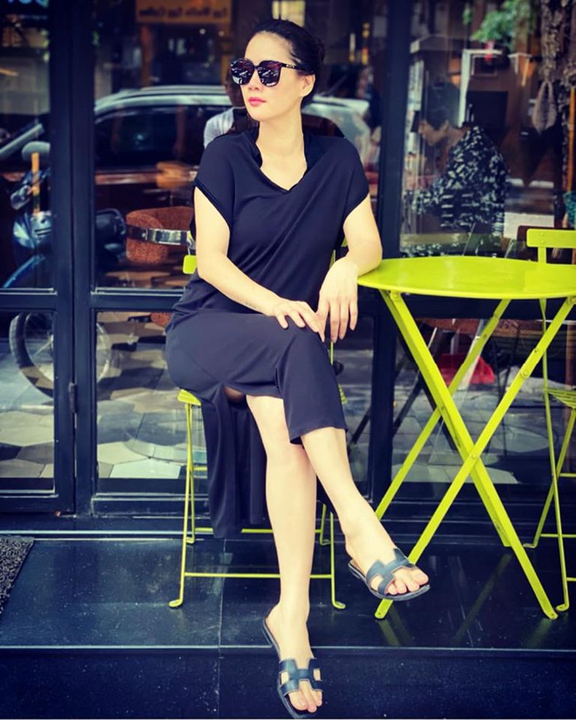 Thân Thúy Hà diện cây đen, ngồi tạo dáng trên chiếc ghế huyền thoại. Thân Thúy Hà diện cây đen, ngồi tạo dáng trên chiếc ghế huyền thoại.