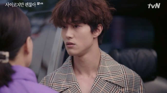 "Điên thì có sao?" tập 4: Mãn nhãn cảnh Kim Soo Hyun ôm gái xinh dưới mưa siêu lãng mạn - Ảnh 2.