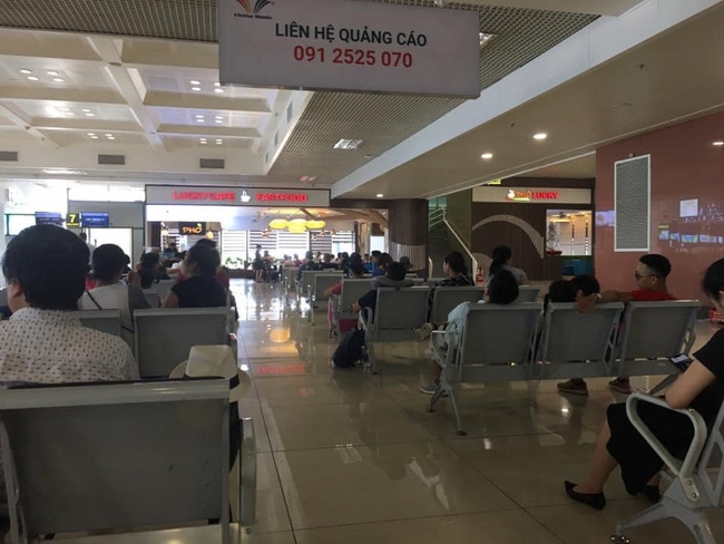 Xin ngồi kế bên trong phòng chờ sân bay, cô gái khước từ chỉ vì chỗ bên cạnh còn để cốc nước, nhưng câu nói thiếu văn hóa sau đó mới là điều khiến nhiều người bức xúc - Ảnh 3. Xin ngồi kế bên trong phòng chờ sân bay, cô gái khước từ chỉ vì chỗ bên cạnh còn để cốc nước, nhưng câu nói thiếu văn hóa sau đó mới là điều khiến nhiều người bức xúc - Ảnh 3.