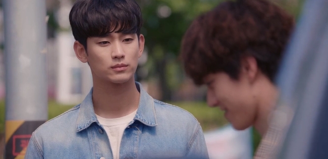"Điên thì có sao?" tập 4: Mãn nhãn cảnh Kim Soo Hyun ôm gái xinh dưới mưa siêu lãng mạn - Ảnh 1.
