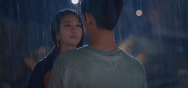 &quot;Điên thì có sao?&quot; tập 4: Mãn nhãn cảnh Kim Soo Hyun ôm gái xinh dưới mưa siêu lãng mạn - Ảnh 9.