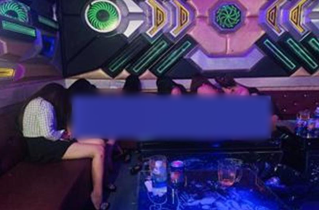 Đột kích quán karaoke ở Đồng Nai, phát hiện 6 cô gái không mặc quần áo nhảy múa phục vụ khách - Ảnh 1.