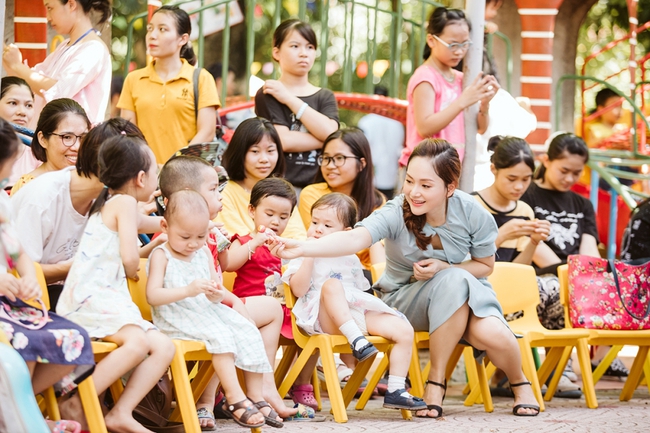 Con gái lai Tây của Lan Phương &quot;ghi điểm&quot; khi làm việc ý nghĩa này cùng mẹ - Ảnh 2.